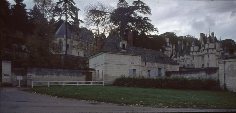 Depuis la rue : pavillon d'entrée, chapelle et aile du château