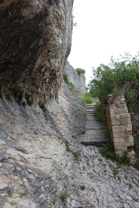 Château (ruines du) : rampe d’accès sud-nord, vue générale