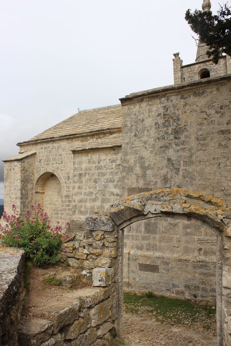 Eglise haute : façade latérale sud, vue partielle