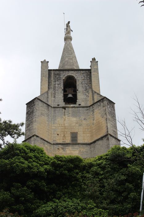 Eglise haute : clocher, élévation sud, vue partielle