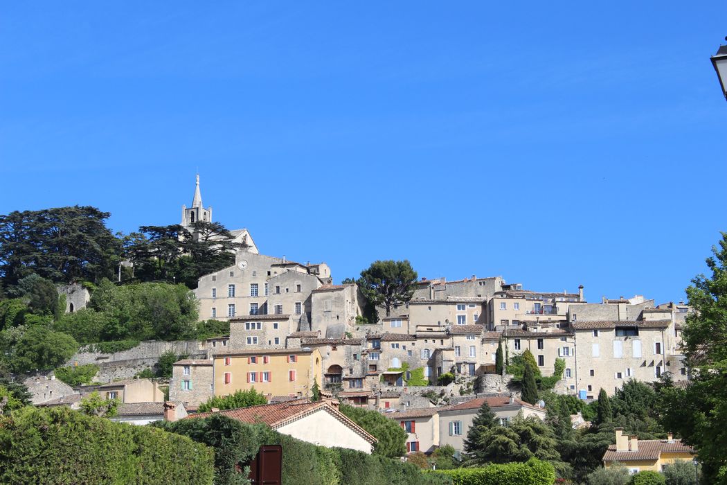 Eglise haute : vue partielle de l’église dans son environnement urbain depuis le Nord