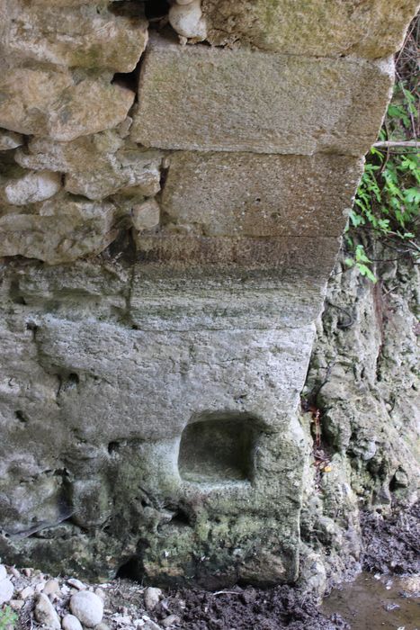 Pont à coquille franchissant l'Aigue-Brun : détail de la maçonnerie