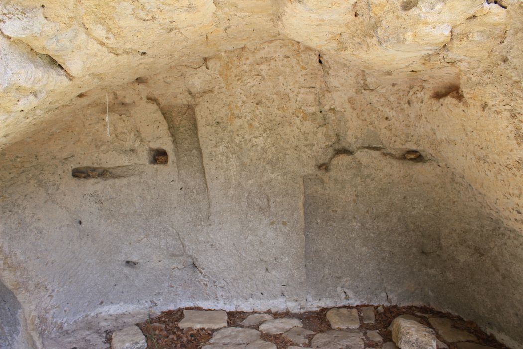 Fort (vestiges du) : habitats rupestres, vue partielle