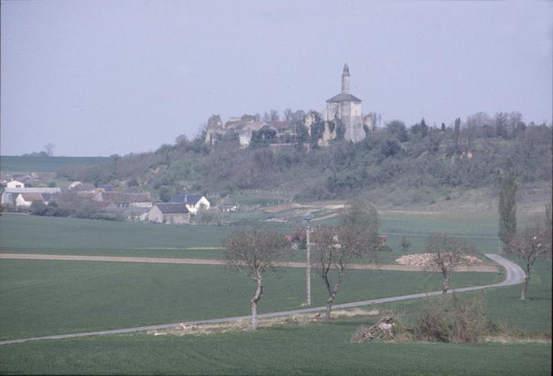 Vue éloignée sur la tour de Marmande et ses ruines
