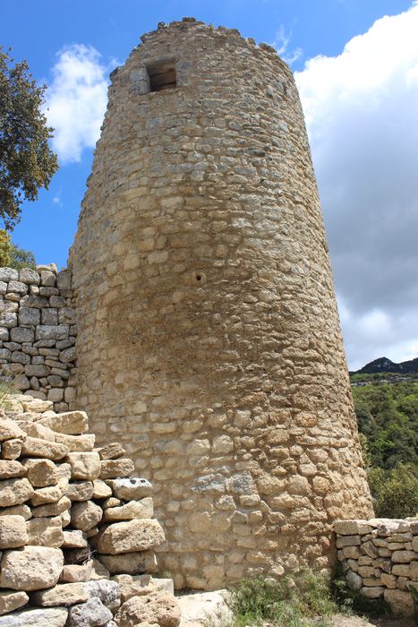 Fort (vestiges du) : tour ronde des remparts ouest, vue générale