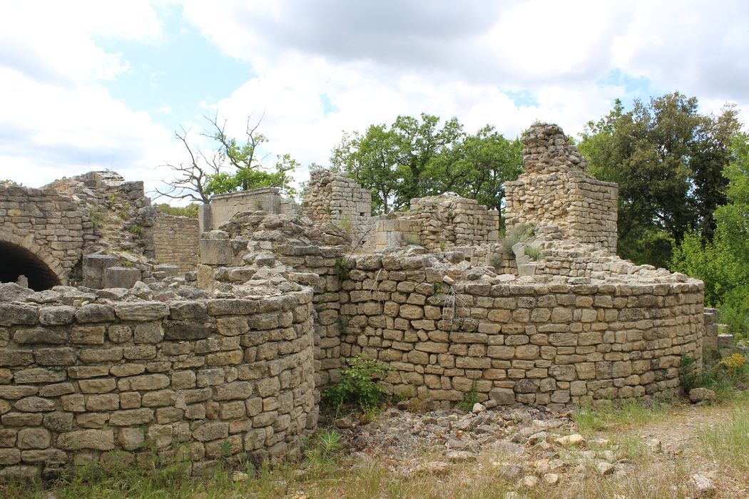 Fort (vestiges du) : église, chevet, vue partielles des ruines