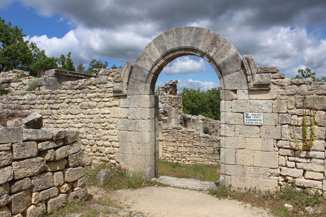 Fort (vestiges du) : église, porte d’accès sud-ouest, vue générale