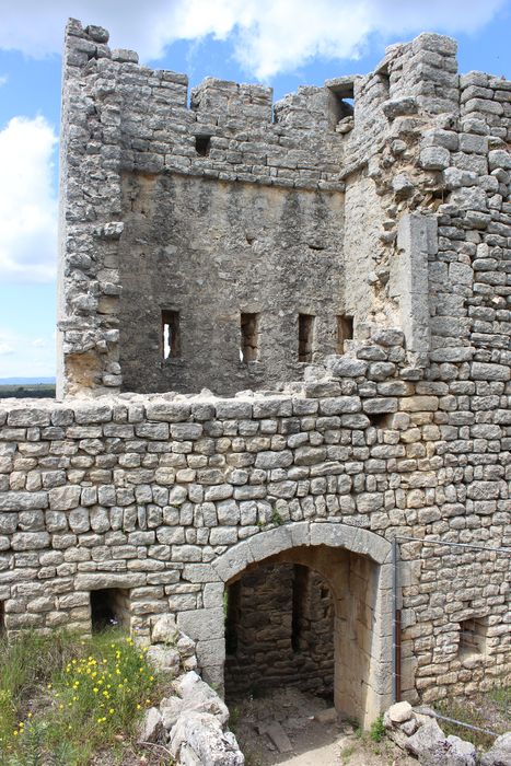 Fort (vestiges du) : porte de la forteresse, vue générale