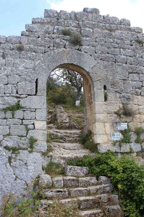 Fort (vestiges du) : ancien accès au pont-levis, vue générale