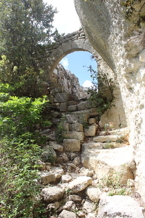 Fort (vestiges du) : poterne d’accès à l’escalier dérobé, vue générale