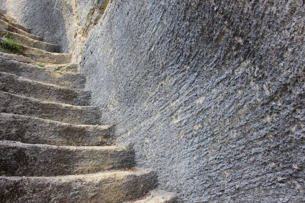 Fort (vestiges du) : escalier dérobé, détail de l’enmarchement et de la roche