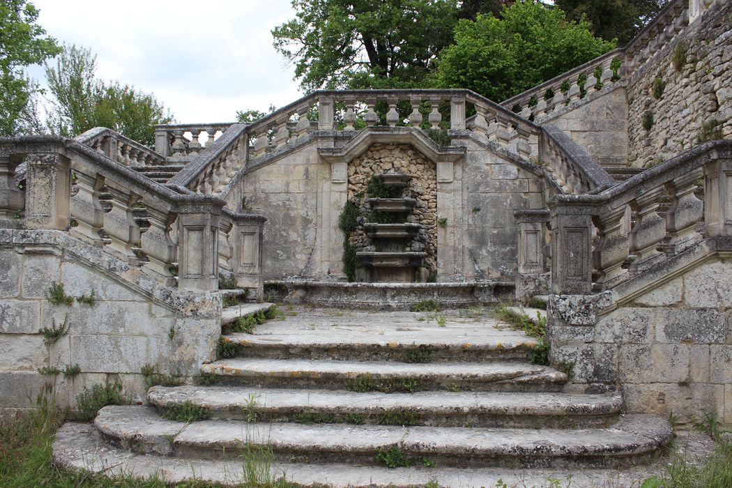 Château : escalier monumental du jardin, vue générale