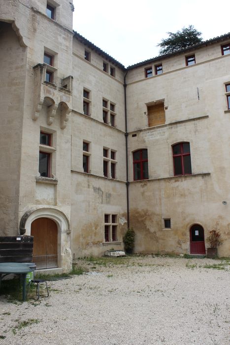 Château : vieux château, façade sud sur la terrasse, vue partielle