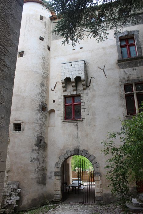 Château : vieux château, sud-est sur cour, vue partielle