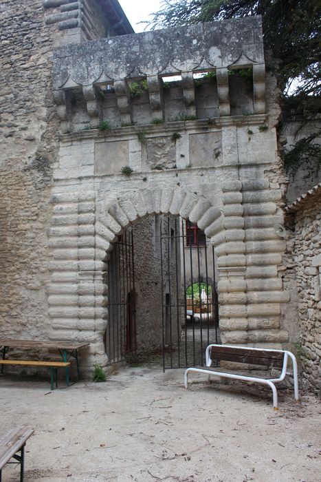 Château : porche d’accès sud-est, vue générale