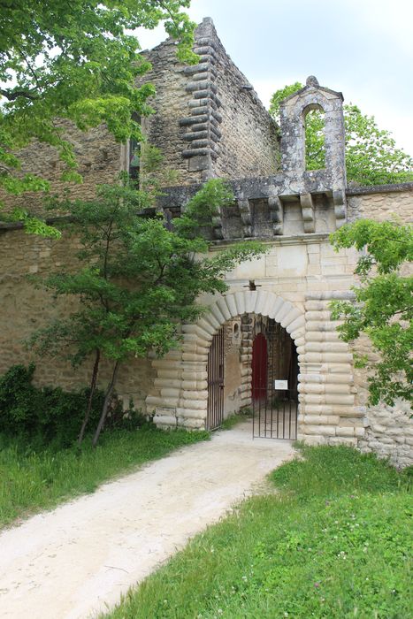 Château : porche d’accès sud-est à la 1ère cour, vue générale