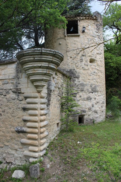 Château : angle nord-est du mur d’enceinte, vue générale