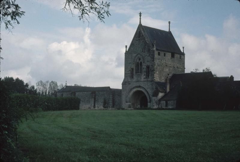 Châtelet d'entrée et mur d'enceinte