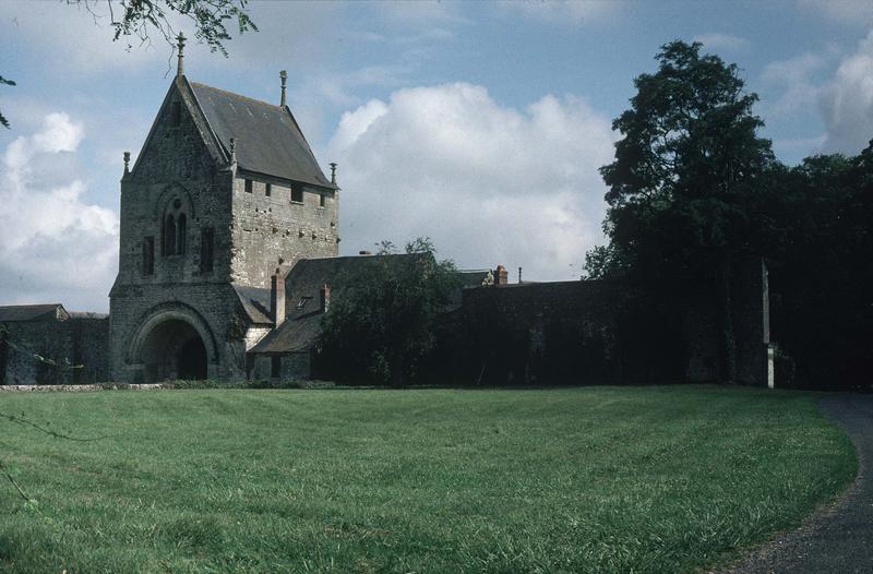 Châtelet d'entrée et mur d'enceinte