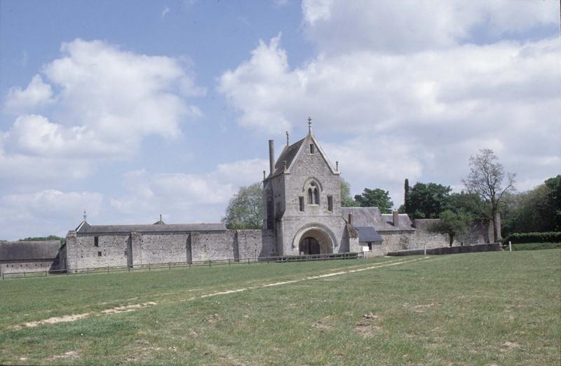 Châtelet d'entrée et mur d'enceinte