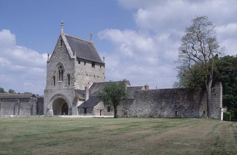 Châtelet d'entrée et mur d'enceinte