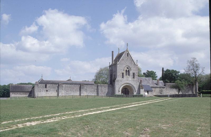 Châtelet d'entrée et mur d'enceinte