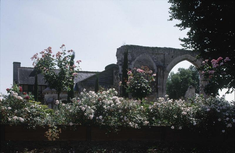 Porche en ruines et toitures