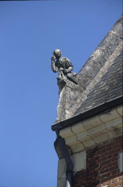 Château de Louis XI : petite sculpture sur le toit