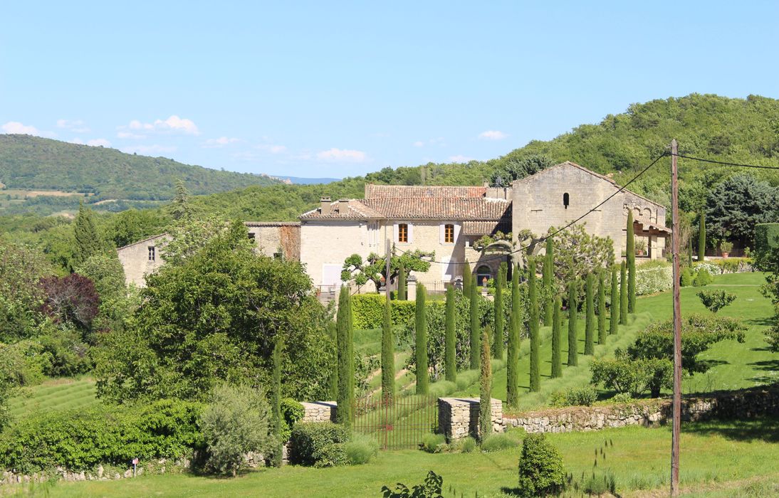 Ancienne abbaye Saint-Eusèbe : vue générale des bâtiments dans leur environnement depuis l’Ouest