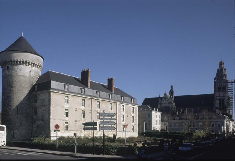 Tour de la cathédrale en cours de restauration, façade du château et tour de Guise