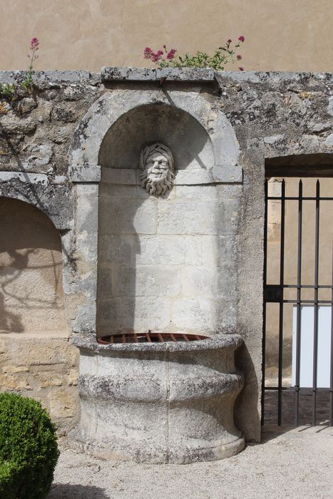 Ancien hôtel Astier de Montfaucon, puis ancien hospice : jardin, détail du puits