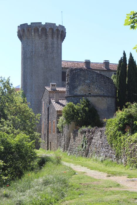 Remparts : tour ronde du château, vue générale