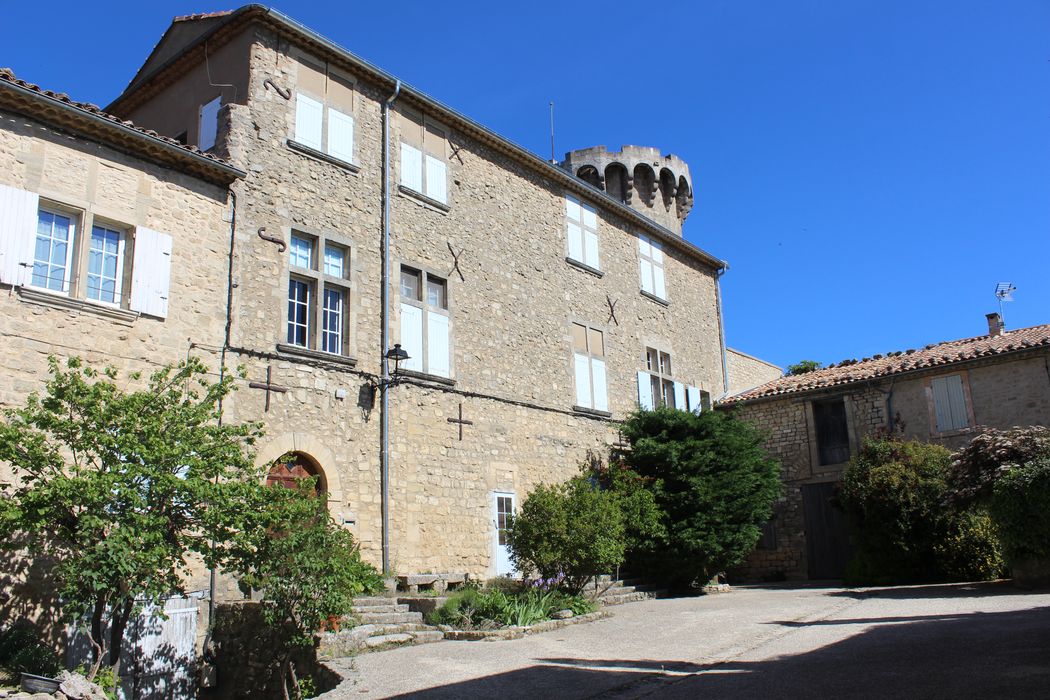 Château (ancien) : aile ouest, façade sud-est sur cour, vue générale