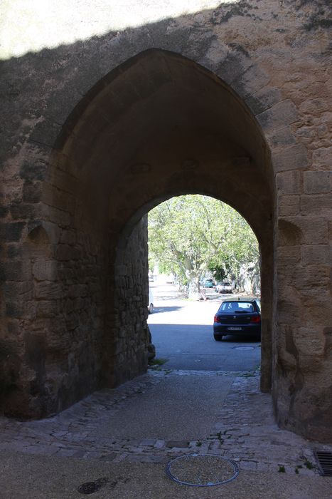 Remparts : tour du Beffroi, porche d’accès à la vieille ville, élévation est, vue partielle