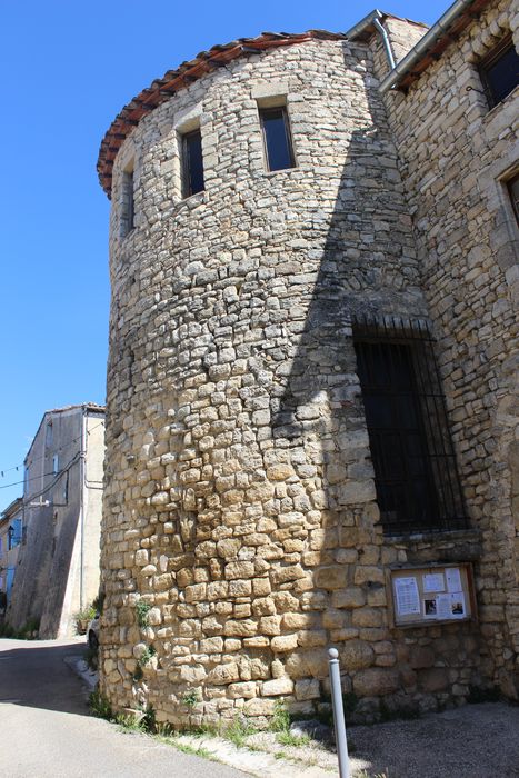 Remparts : tour ronde, vue générale