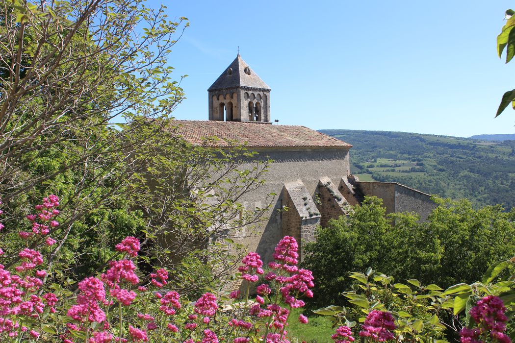 Eglise Saint-Hilaire : vue partielle de l’église depuis le Sud-Ouest