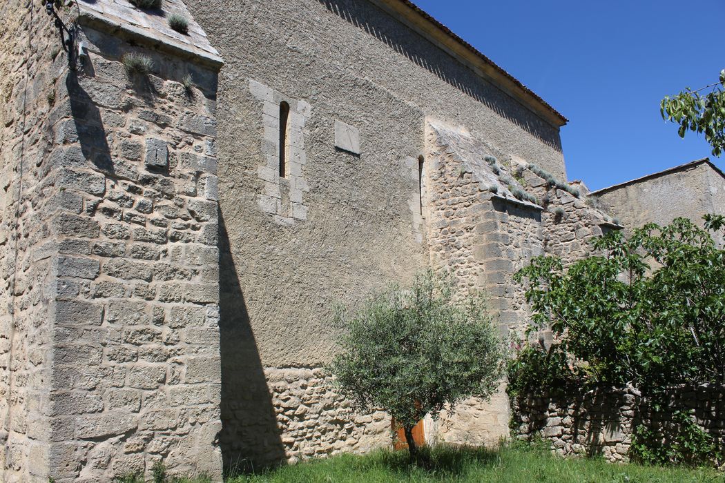 Eglise Saint-Hilaire : façade latérale sud, vue partielle