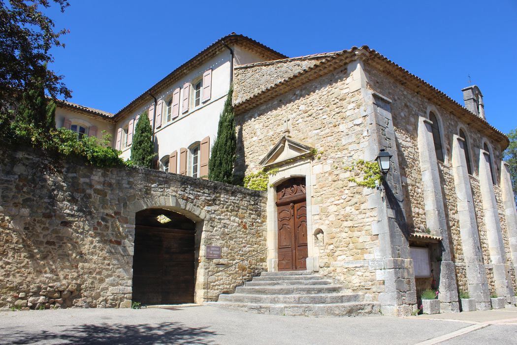 Eglise paroissiale et château : ensemble ouest, vue partielle