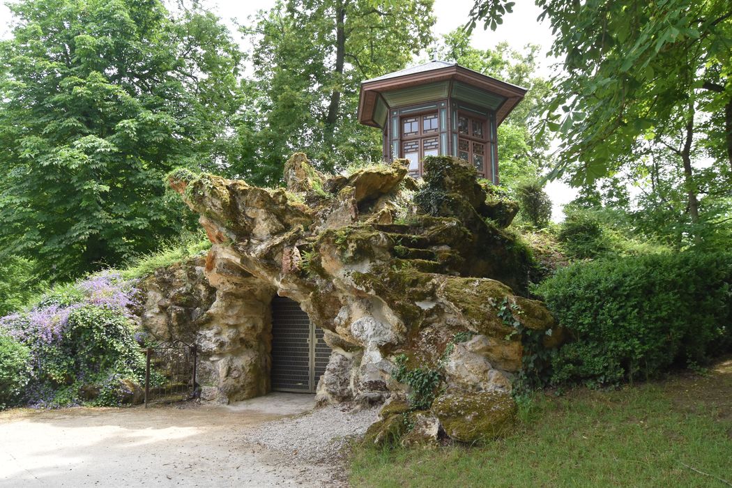 kiosque et son enrochement abritant la glacière, vue générale