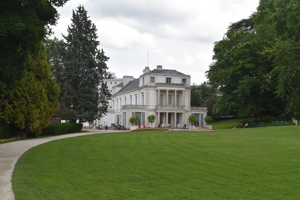 vue générale du château dans son environnement depuis l'Ouest