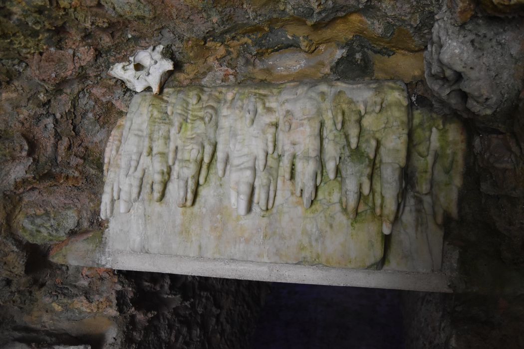 glacière, détail du linteau de la porte d'accès