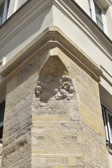 détail du traitement de l'angle de la façade au rez-de-chaussée