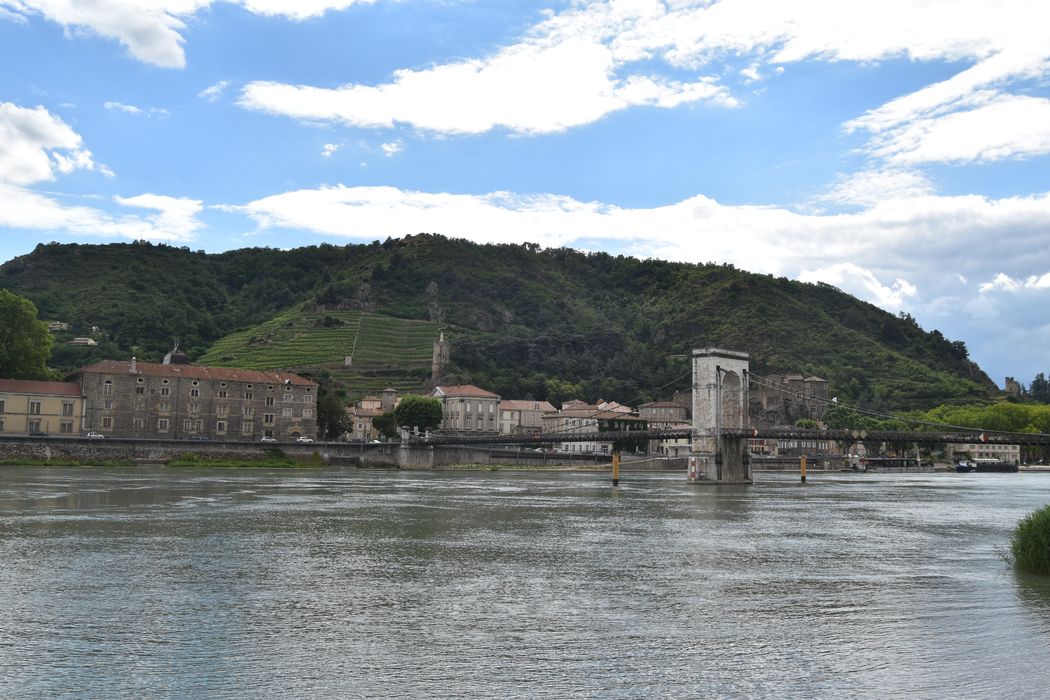 vue partielle de la passerelle en direction de Tournon-sur-Rhône