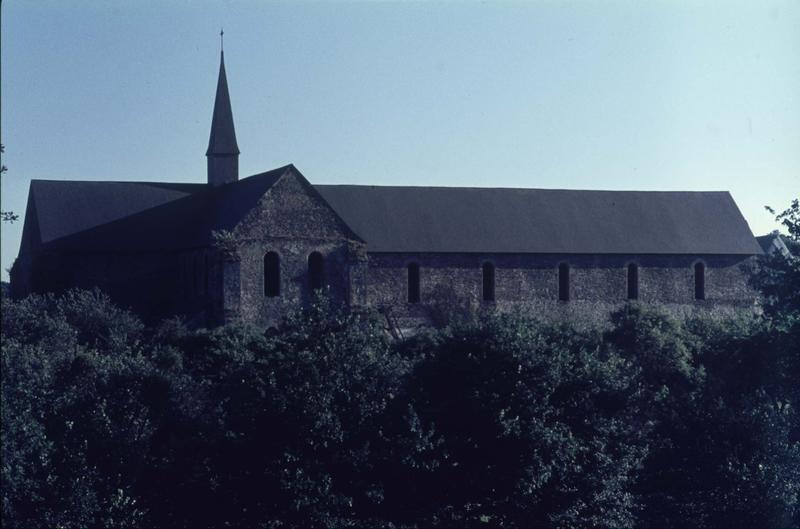 Façade latérale et clocher de l'église abbatiale