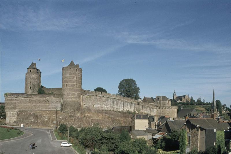 Côté ouest : tour Mélusine et tour des Gobelins