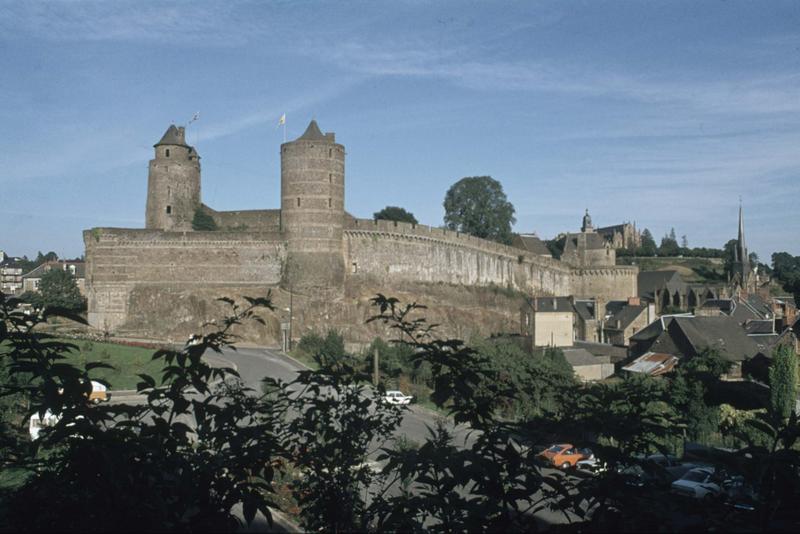 Côté ouest : tour Mélusine et tour des Gobelins