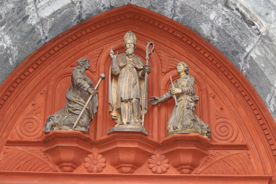 Groupe sculpté : saint Martin entre un orant et une orante