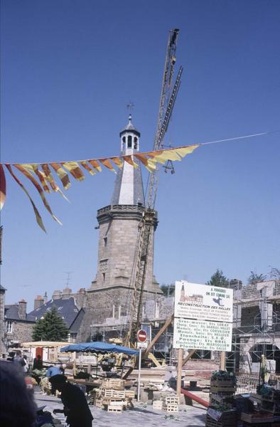 Ensemble sur une place animée, étals de marché