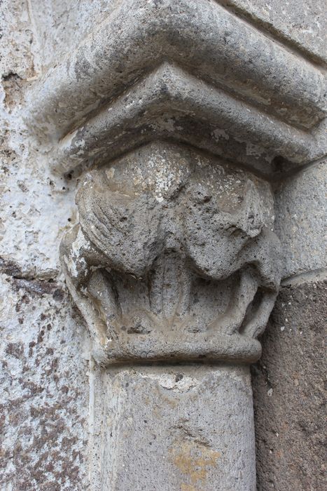 porche ouest, détail d'un chapiteau sculpté