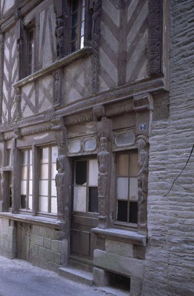 Façade à pans de bois avec petites sculptures